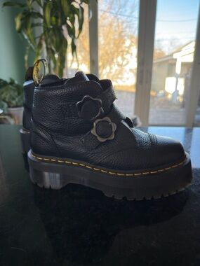 Dr. Martens Black Devon Flower